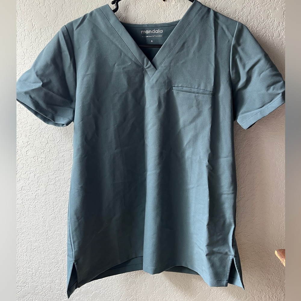 Mandala scrub top small